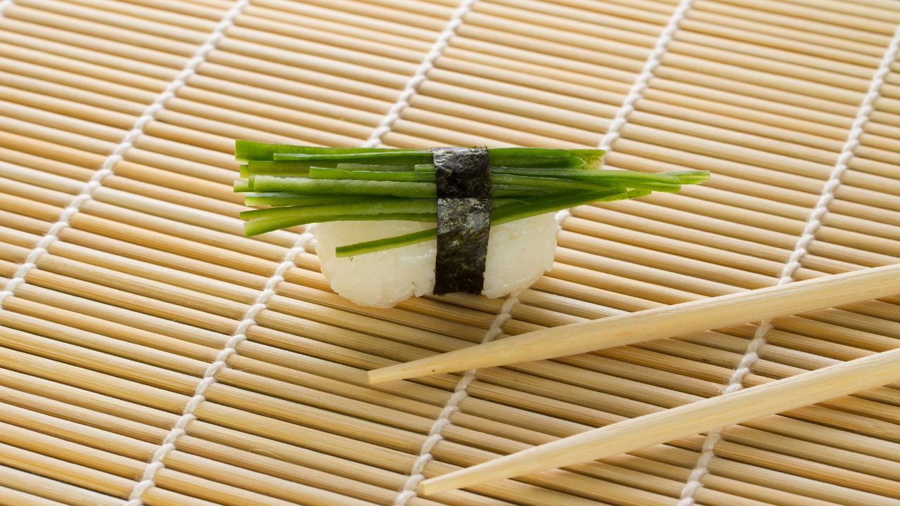 sushi z ogórkiem